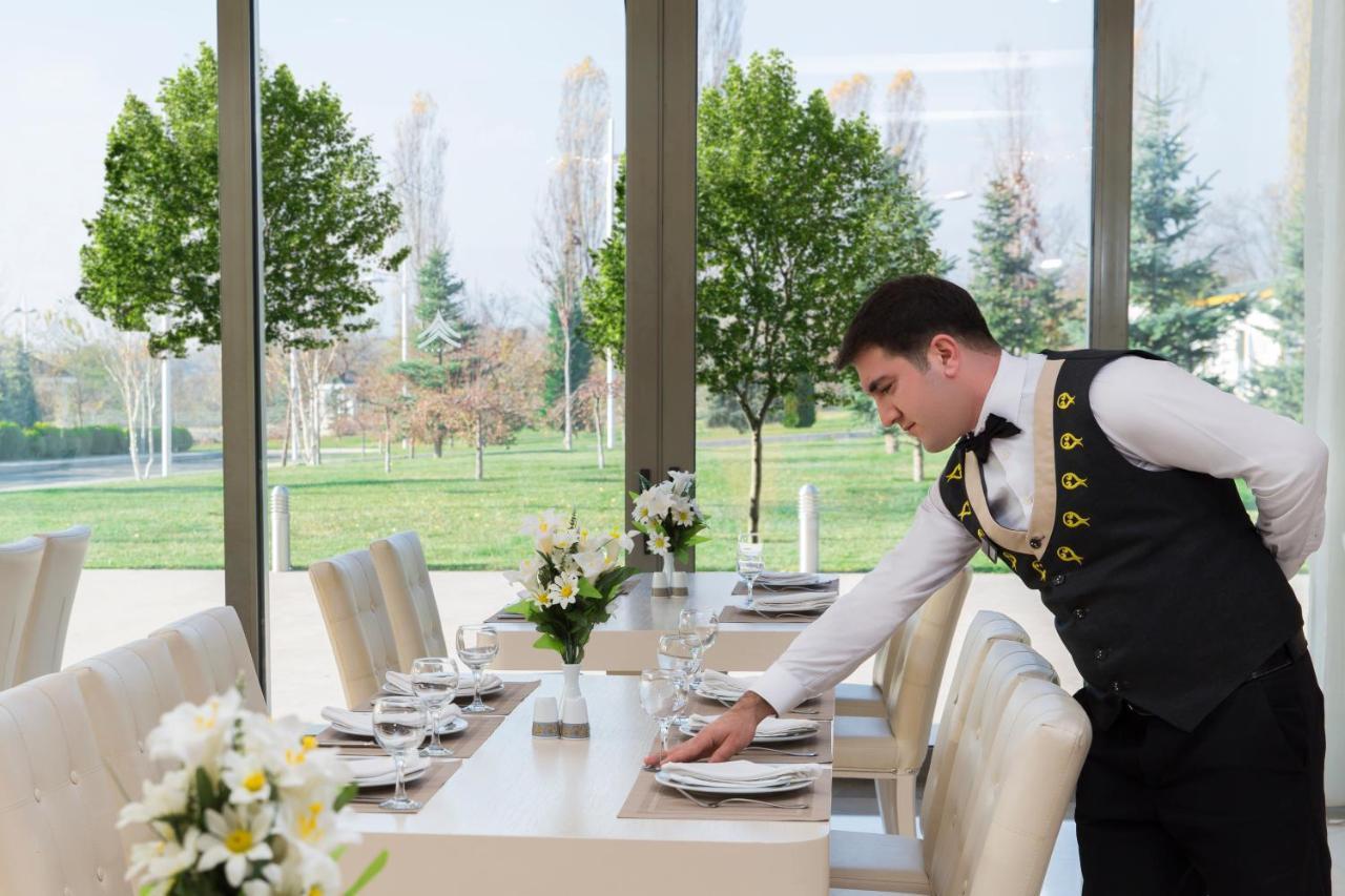 Gabala Garden Hotel Εξωτερικό φωτογραφία A restaurant's maître d'hôtel