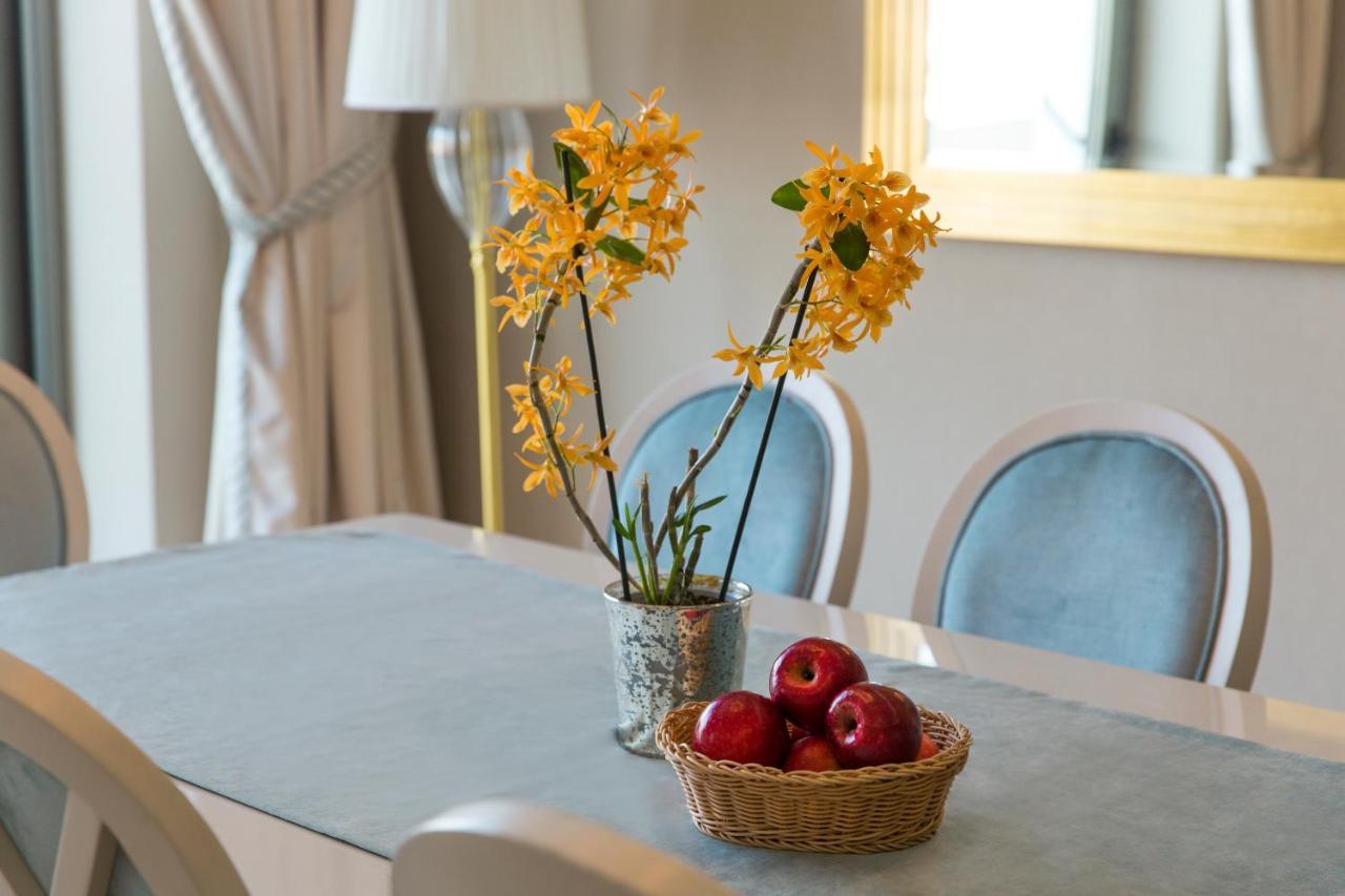 Gabala Garden Hotel Εξωτερικό φωτογραφία A dining room table with a flower arrangement and fruit